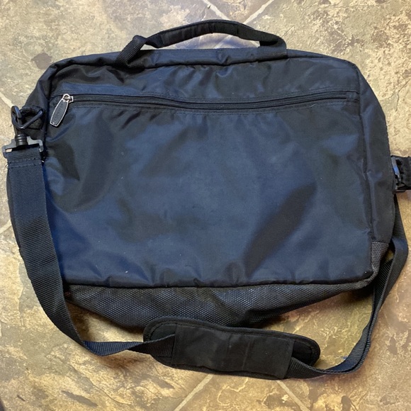 Vaultz Messenger Style Laptop Bag with Combination Lock - Picture 6 of 15